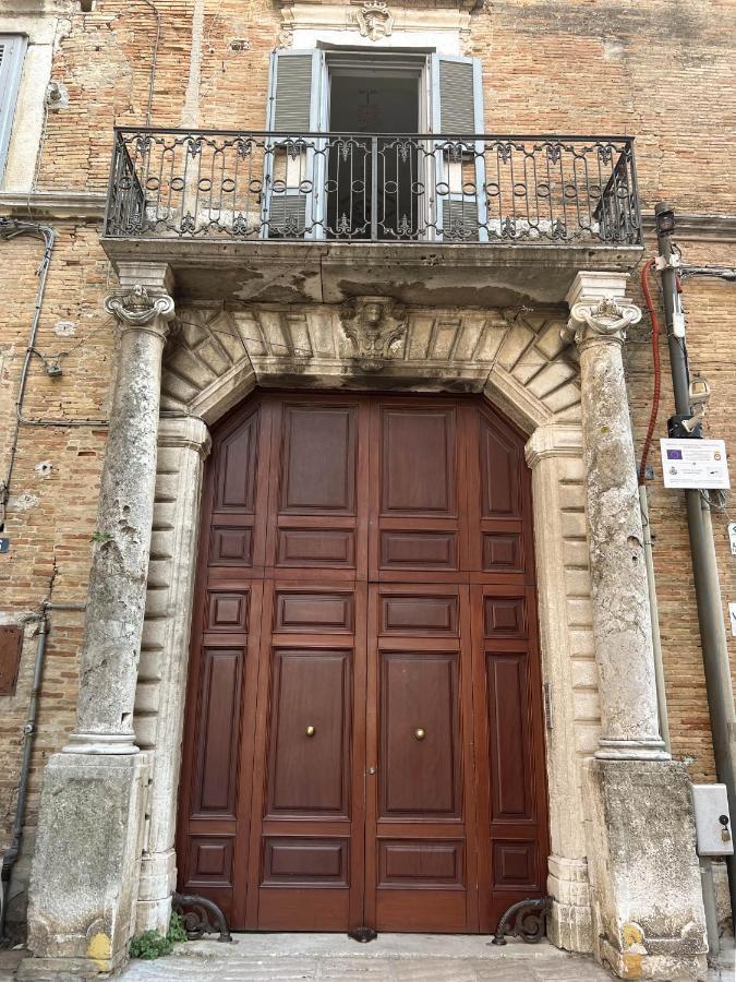 לוצ'רה B&B Palazzo Lombardi מראה חיצוני תמונה